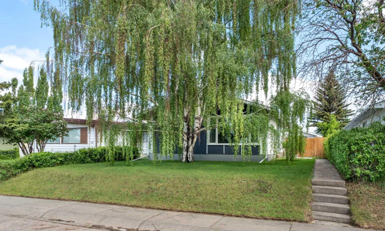 8 Van Horne Crescent NE