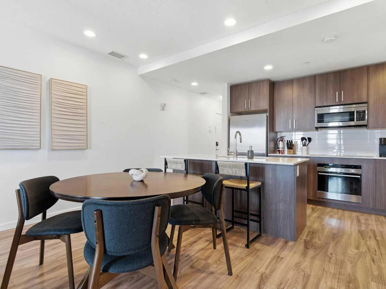 305-1629 38 Street SW, Calgary, AB, T3C 1T8 - 2