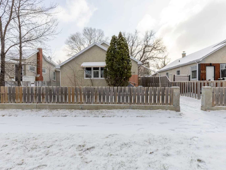 227 19 Street N, Lethbridge, AB, T1H 3J9