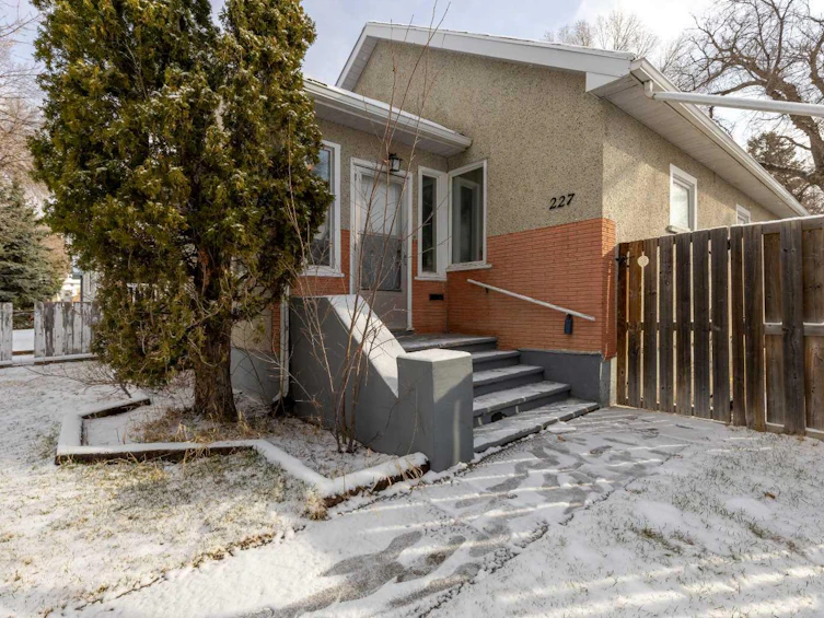 227 19 Street N, Lethbridge, AB, T1H 3J9 - 4