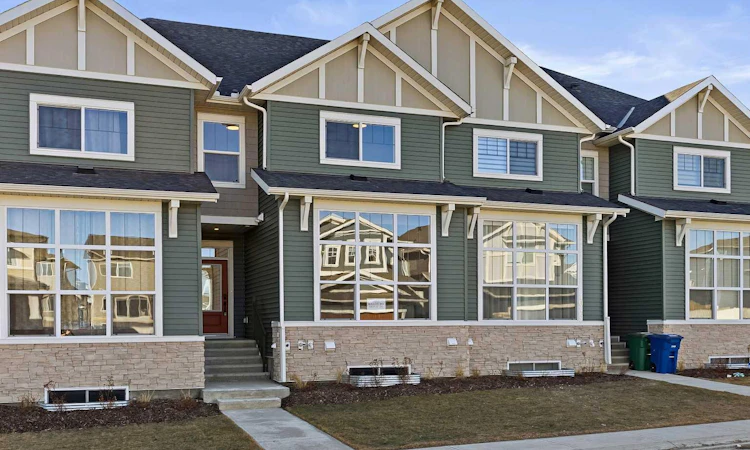 1047 Bayview Crescent