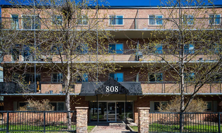 207-808 Royal Avenue SW