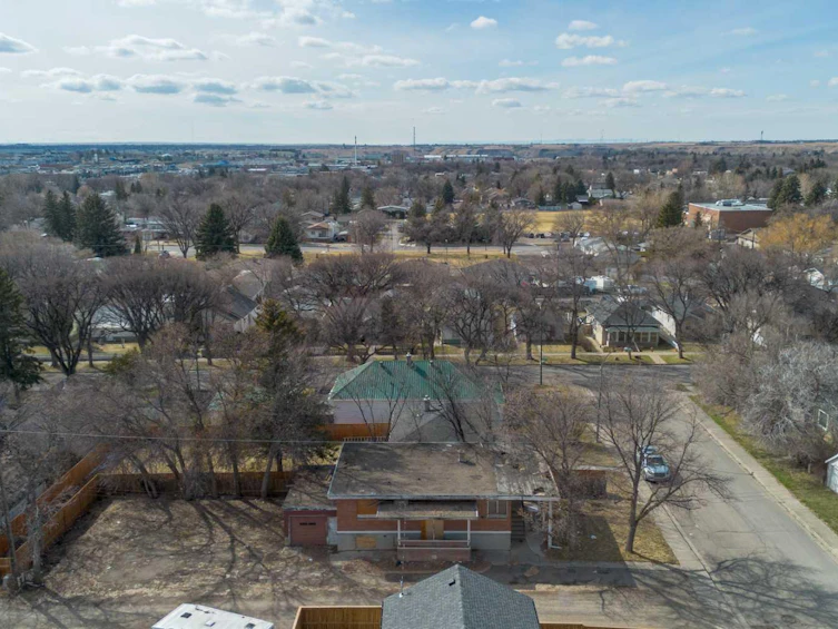 1910 4 Avenue N, Lethbridge, AB, T1H 0L8 - 7