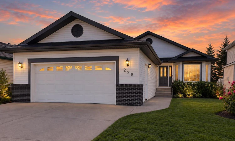 228 Woodside Crescent NW