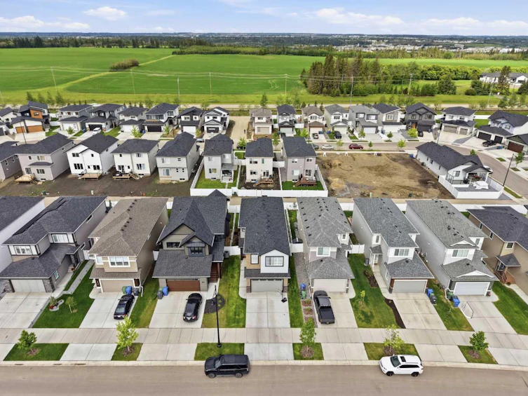 124 Emerald Drive, Red Deer, AB, T4P 3H1 - 3
