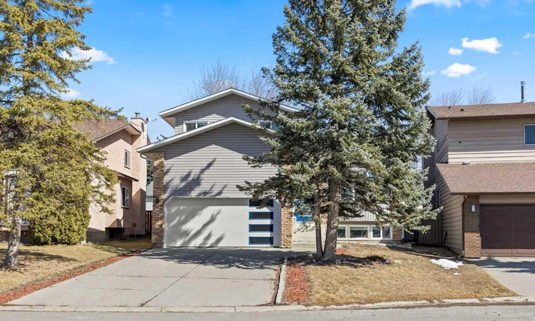 55 Whitehaven Crescent NE