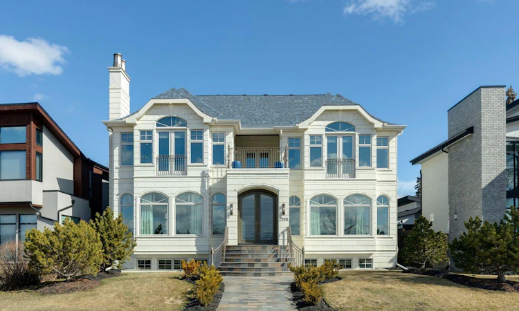 2908 Toronto Crescent NW