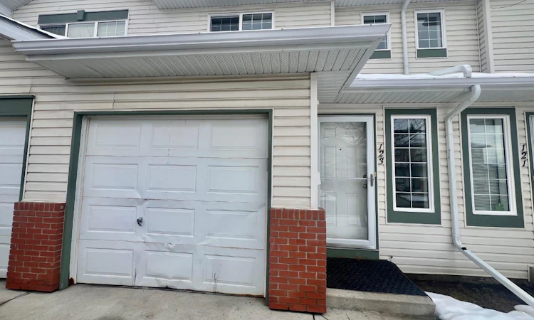 123 Country Hills Villas NW