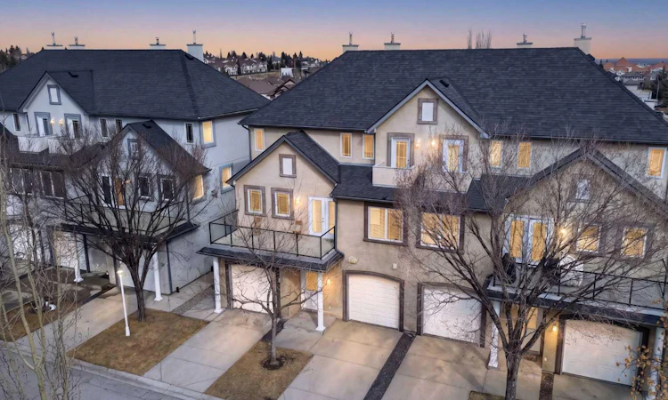 34 Simcoe Place SW