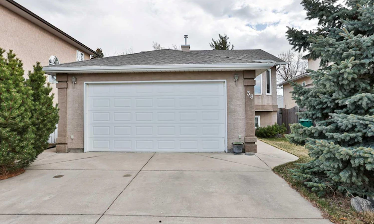 38 St James Crescent N