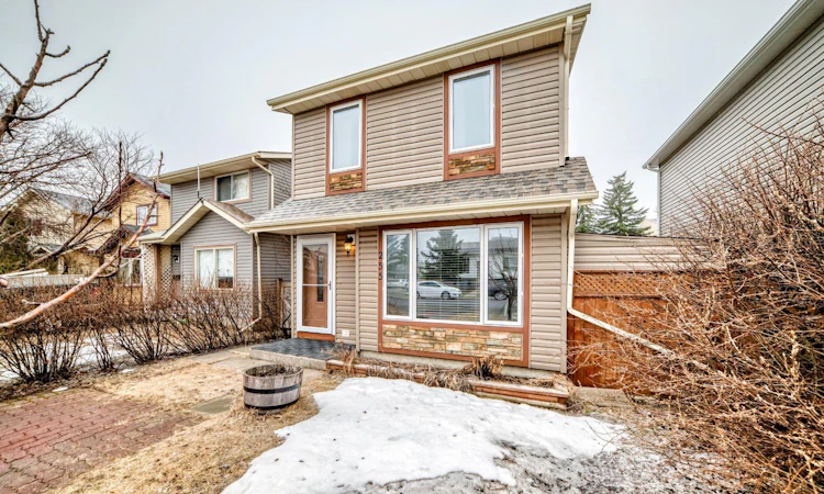 255 Falshire Way NE