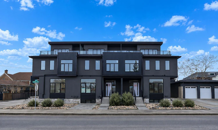 755 Centre Avenue NE