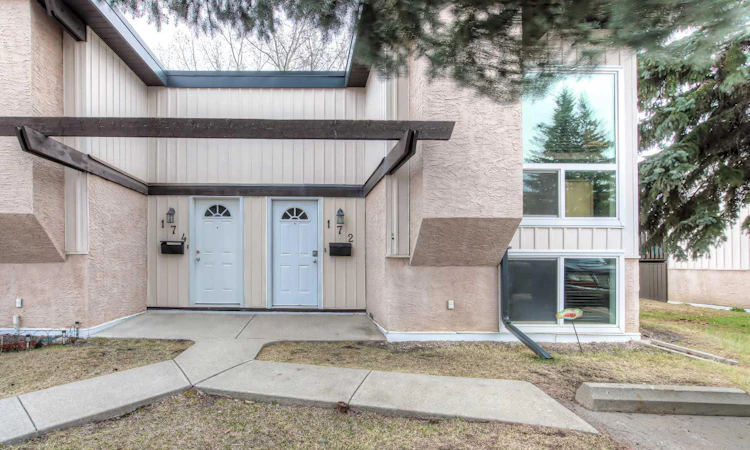 172 Oaktree Lane SW