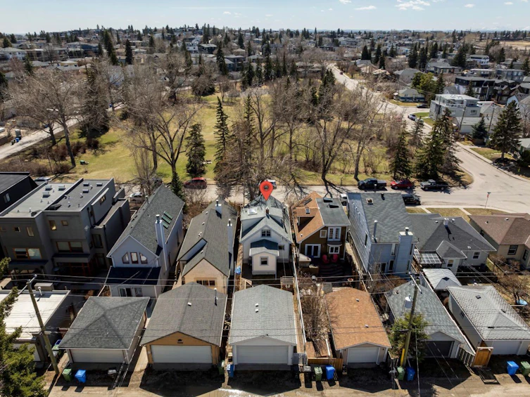 2230 22 Avenue SW, Calgary, AB, T2T 0S7 - 2