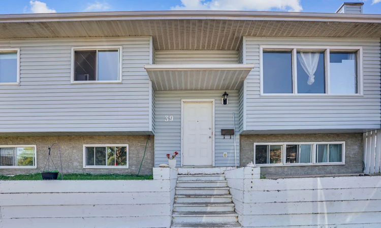 39 Ventura Road NE