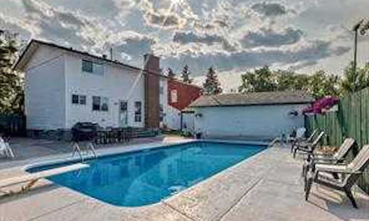 420 Whitehorn Place NE