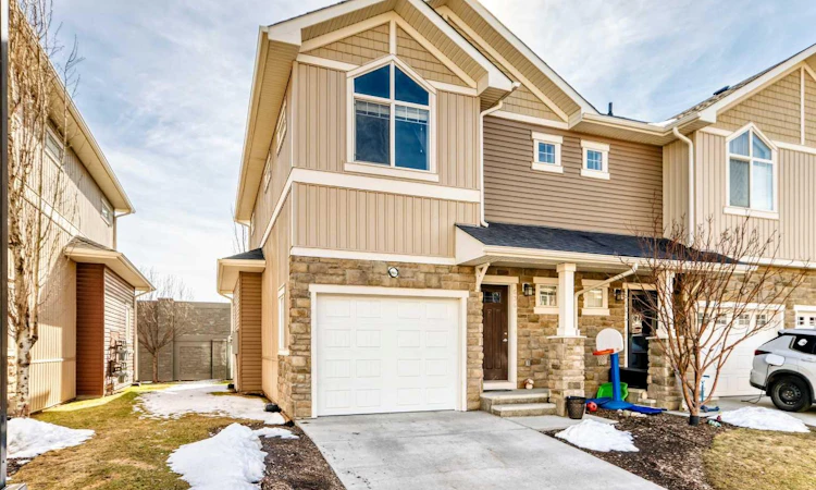 636 Skyview Ranch Grove NE