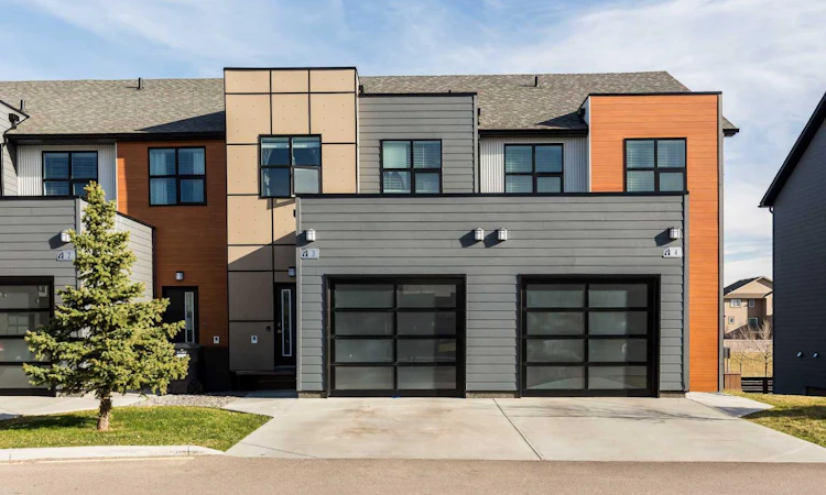 3-67 Aquitania Circle W