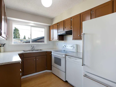 23 Queen Isabella Close SE - 3