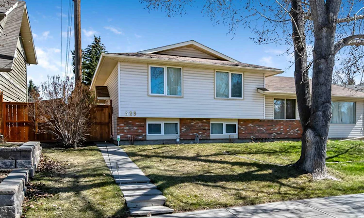 323 Woodvale Crescent SW