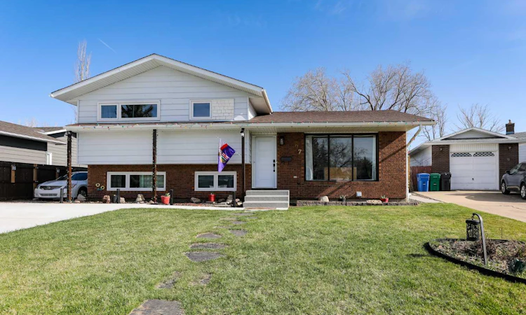 97 Laval Court W