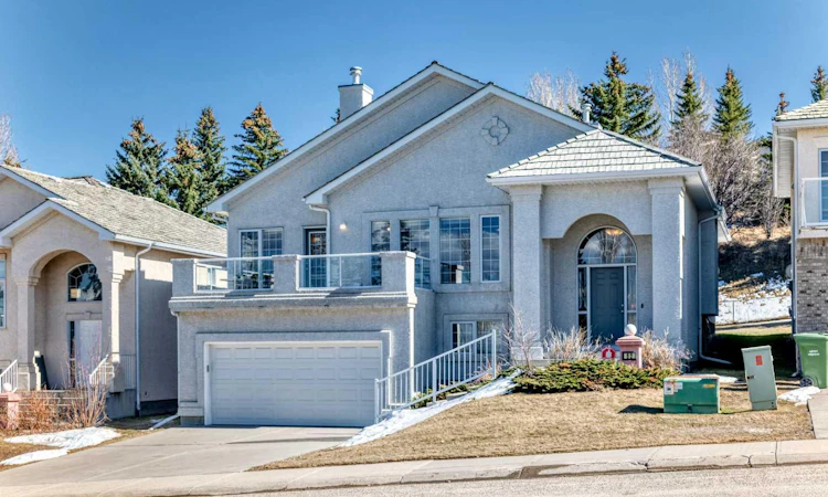 92 Hamptons Drive NW