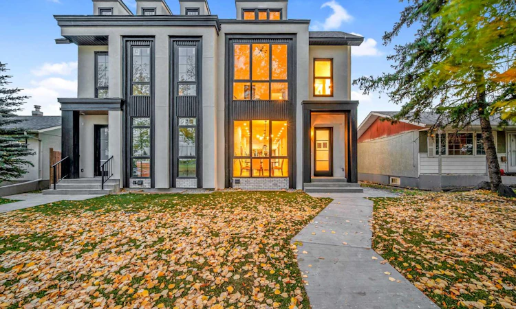 2435 52 Avenue SW