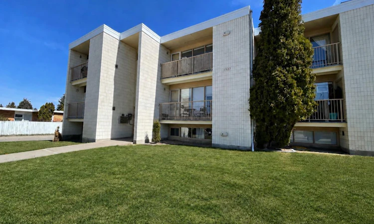 2-1327 Scenic Drive S