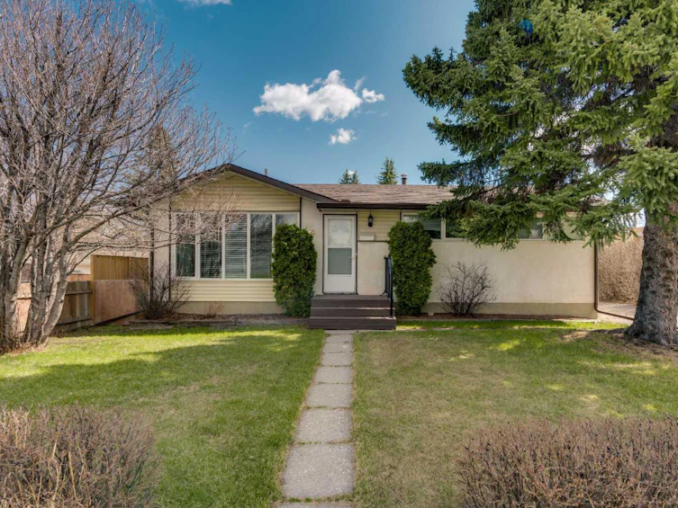 212 Westwood Drive SW, Calgary, AB, T3C 2W3