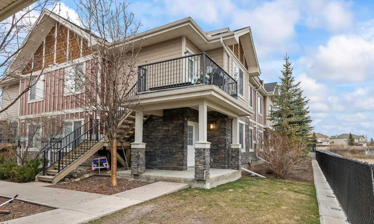 5-35 West Coach Manor SW