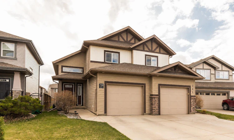 719 Silkstone Close W