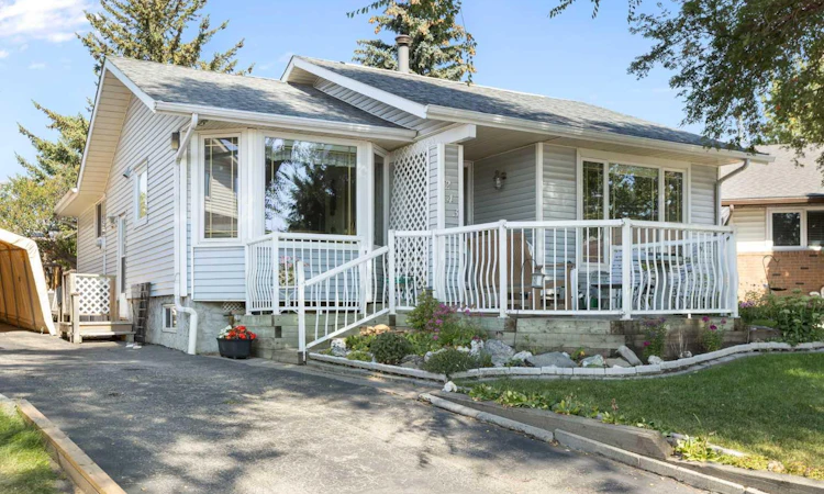 243 Radcliffe Place SE