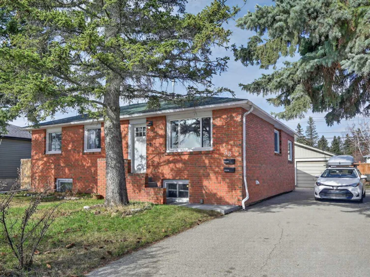 32 Beaupre Crescent NW, Calgary, AB, T3B 2S8