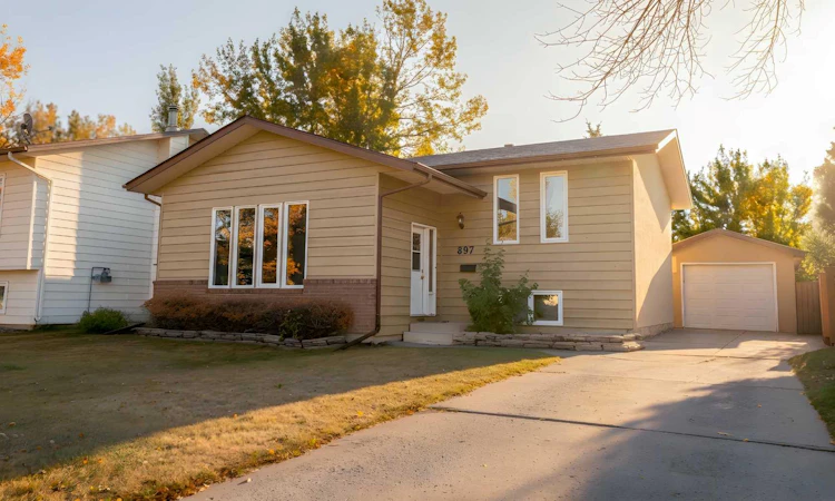 897 Red Crow Boulevard W