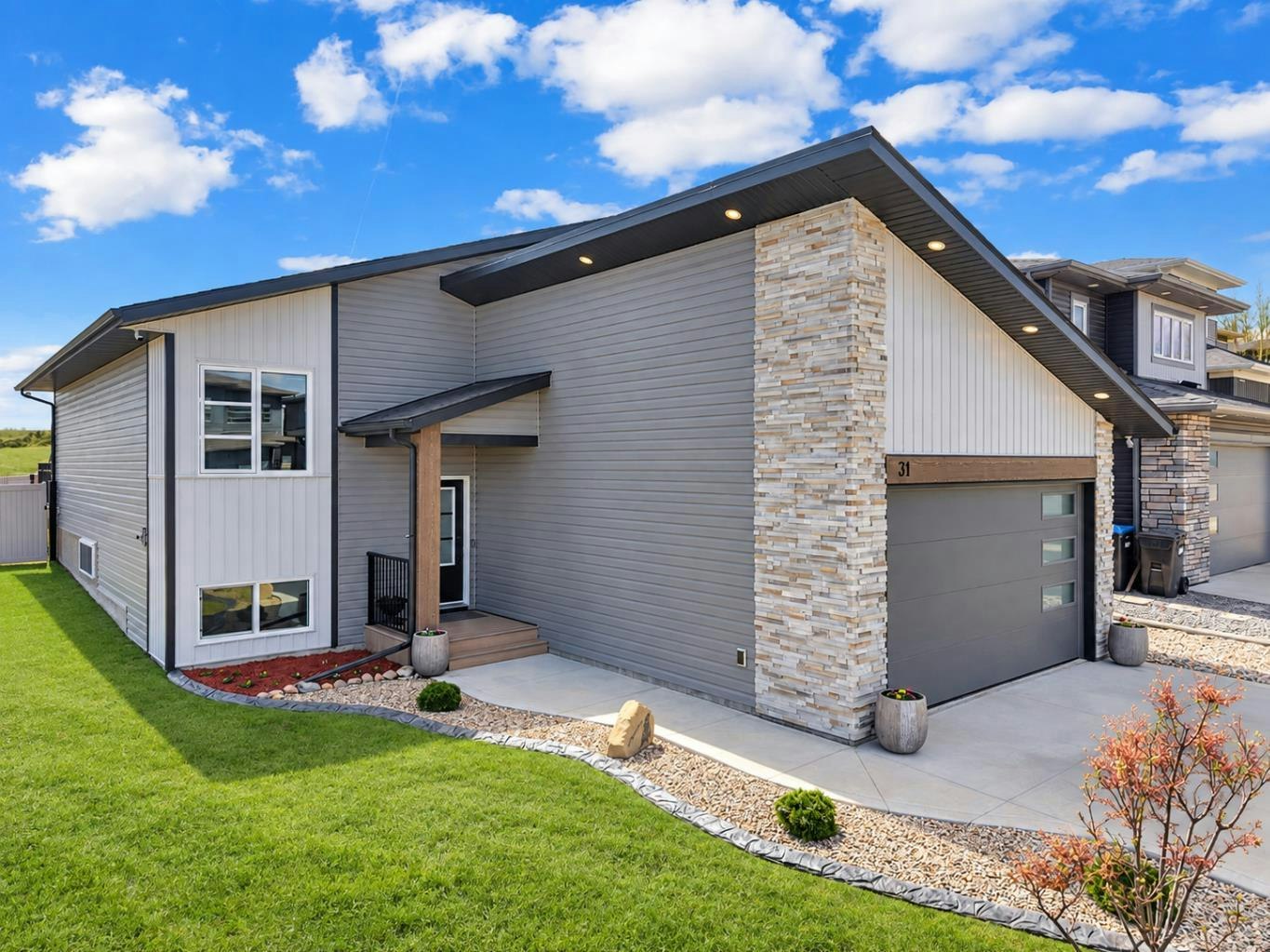 31 Vanson Close, Sylvan Lake, AB, T4S 0M3