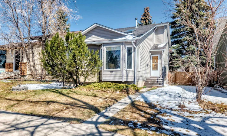 216 Hawkwood Boulevard NW