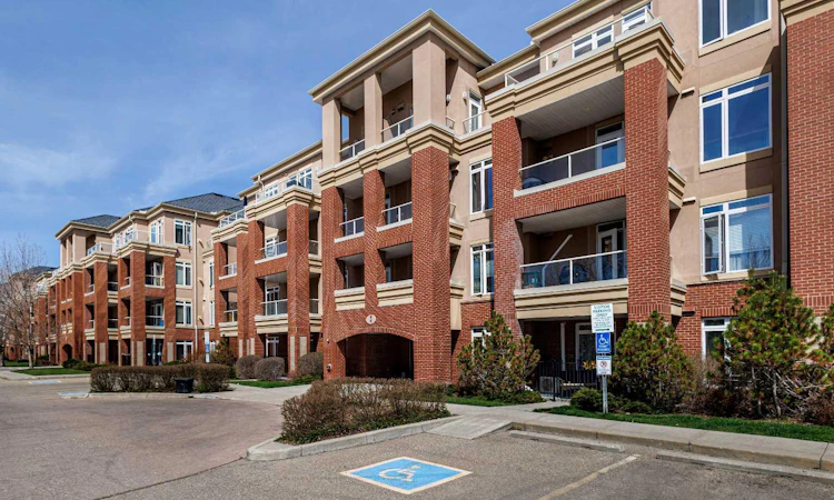 304-8 Hemlock Crescent SW