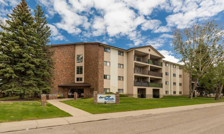 109-85 Foxbend Crescent N