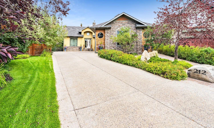 212 Aspen Meadows Place SW