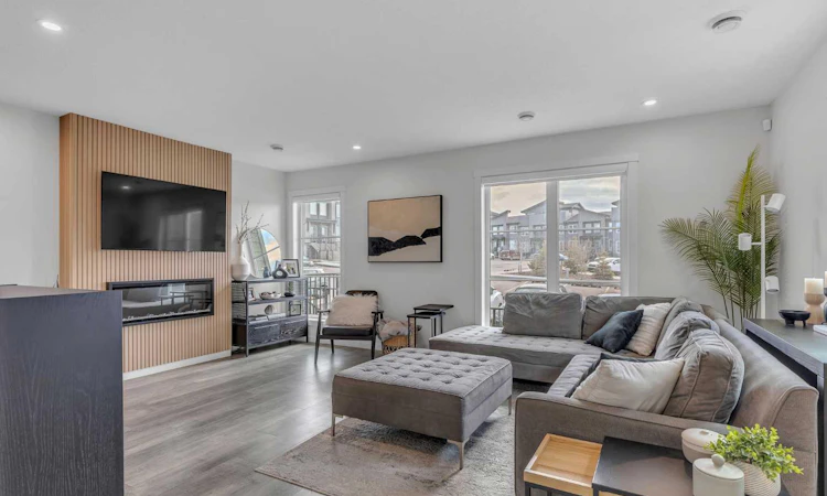 302-260 Rowley Way NW