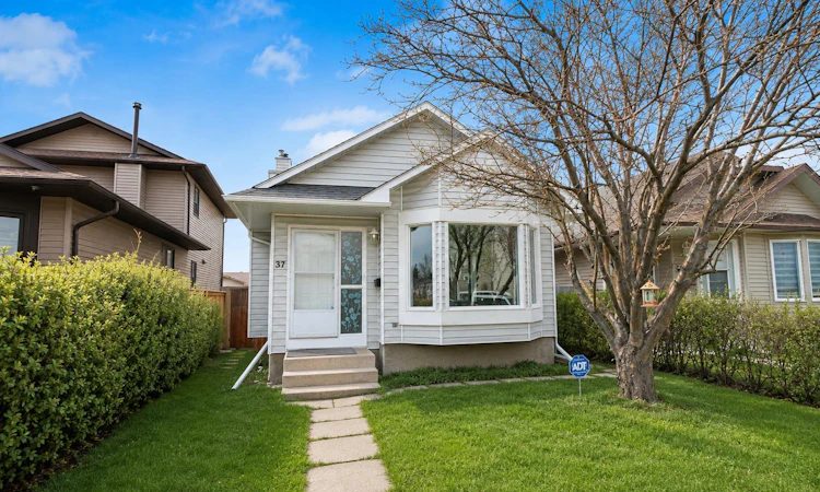 37 Martingrove Way NE