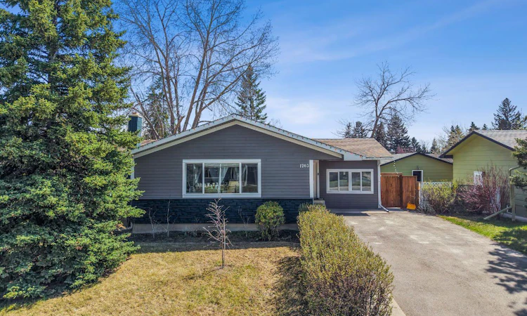 1703 110 Avenue SW