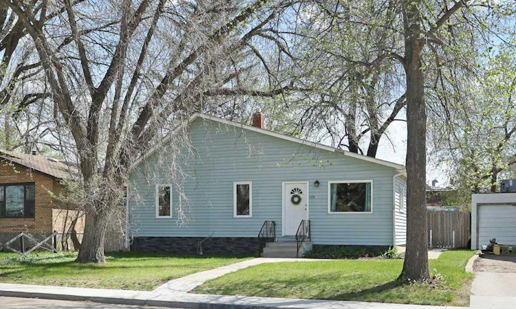 320 3 Street W