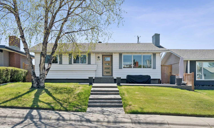 2219 Munro Drive NE
