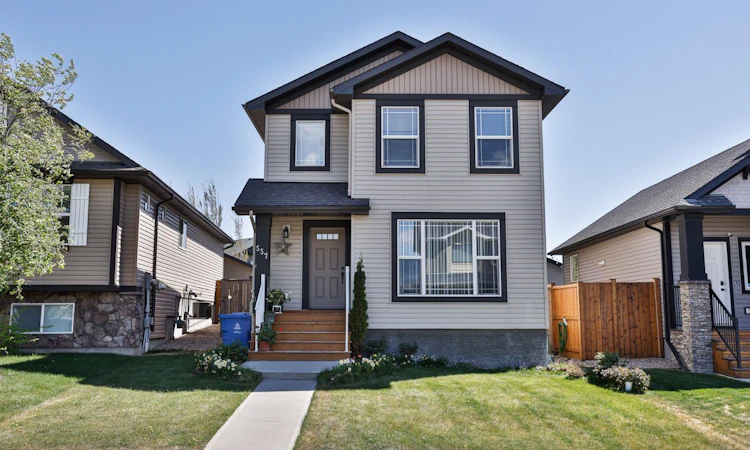 557 Mary Cameron Crescent N