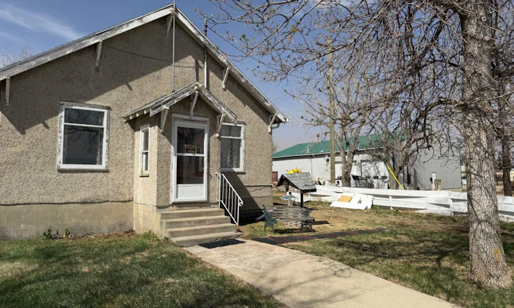 102 Railway Avenue S
