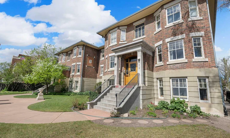 2-904 Memorial Drive NW