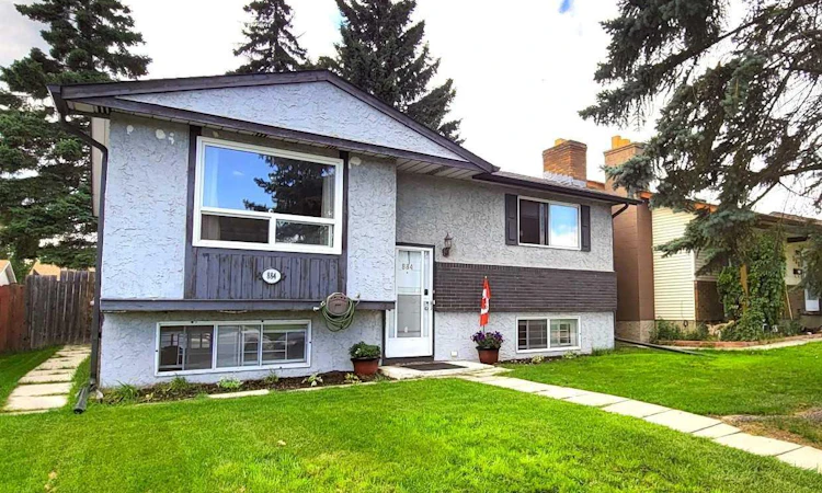 884 Rundlecairn Way NE