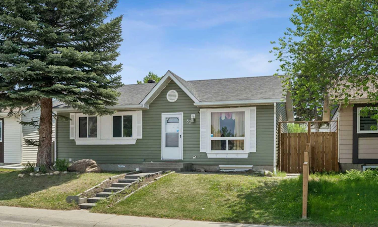 83 Appletree Close SE
