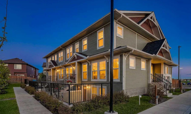 1910-7451 Falconridge Boulevard NE